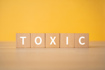 有害・中毒性のイメージ｜「TOXIC」と書かれたブロック
