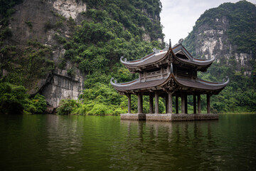 Templo budista flotante en los rios de Ninh Binh. Excursión de Trang An