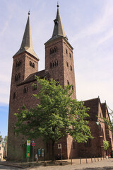 Fototapeta na wymiar Romanisches Wahrzeichen der Stadt Höxter; St.-Kiliani-Kirche Turmpaar und Westwerk