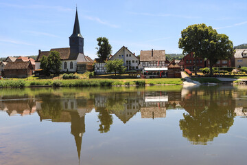 Sommer an der Oberweser; Blick &uuml;ber den Fluss auf Heinsen bei Holzminden mit Liboriuskirche