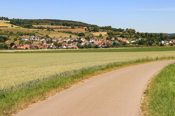 Sommer an der Weser; Weserradweg an der rechten Flußseite mit Blick hinüber nach Brevörde
