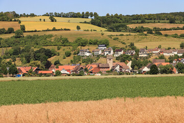 Sommer am Weser-Radweg; Blick vom rechten Weserufer auf Brevörde