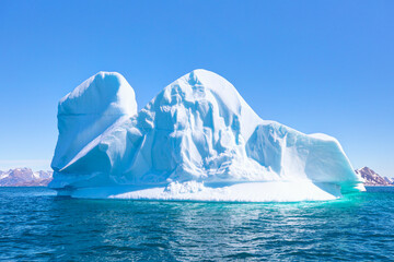Fonte des icebergs sur la côte du Groenland, par une belle journée d& 39 été - Fonte d& 39 un iceberg et déversement d& 39 eau dans la mer - Groenland