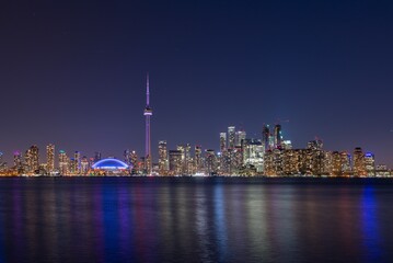 Fototapeta na wymiar Toronto s skyline at night as seen from Centre Island