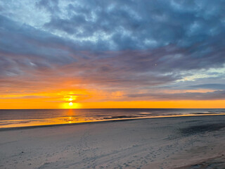Obraz premium dramatischer Sonnenuntergang an einem einsamen Sandstrand, Skandinavien