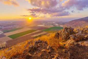 Sunrise view of the Jezreel valley from Gilboa Ridge - obrazy, fototapety, plakaty
