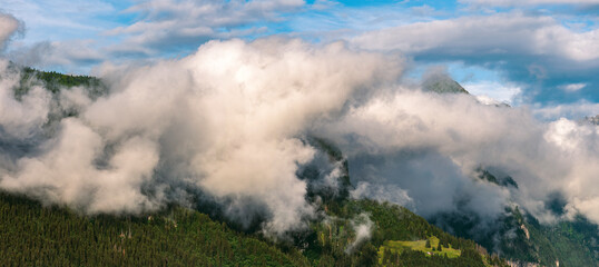 Eindrucksvolles Panorama der österreichischen Alpen mit massiven Felsformationen.