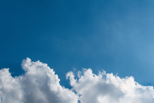 きれいな青空　壁紙イメージ　青空と雲　空背景　素材