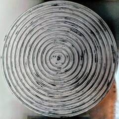 Fototapeta na wymiar Estructura circular en tonos blancos y negros, parecida a un laberinto de piedra, llena de circunferencias