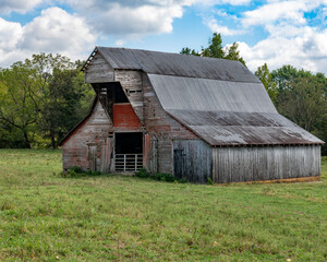 Fototapeta na wymiar Very large old barn on a farm in Arkansas
