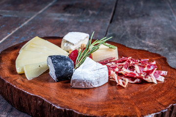 Tabla de quesos y carnes fr&iacute;as