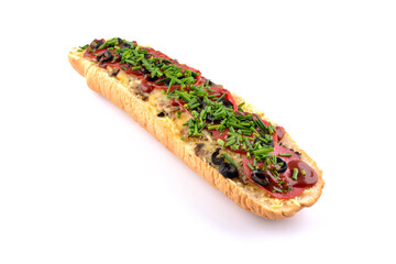 zapiekanka z salami, oliwkami i szczypiorkiem