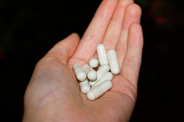 Tabletten in einer Hand 