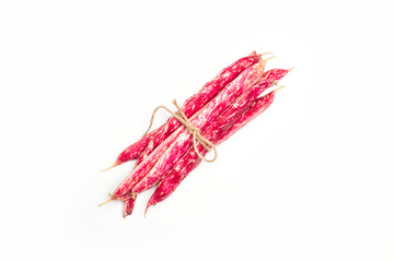 Judías planas moradas sobre un fondo blanco liso y aislado. Vista superior y de cerca. Copy space