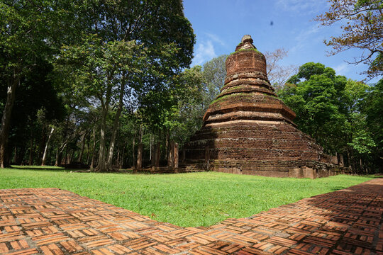 Archaeological and Buddhist sites, historical religious sites, Buddha, temples, ceremonial areas, religious attractions, Buddhist churches, antiques, pagodas, nature and dharma.