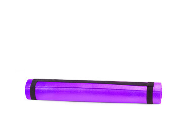 Colchoneta para yoga gimnasia violeta sobre un fondo blanco liso y aislado. Vista de frente y de cerca. Copy space. Concepto: Deportes - obrazy, fototapety, plakaty