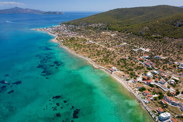 Wyspa Agistrii w Grecji, widok z góry z drona. Widok na piękne morze śródziemne.
