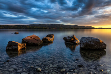Fototapeta na wymiar Steine am schönen Seeufer des Bodensees zum Sonnenuntergang 