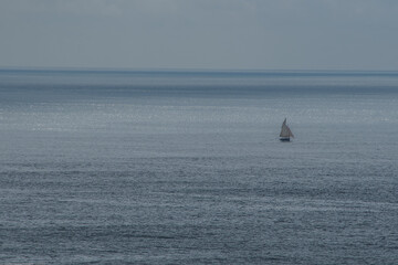 einsames Boot am Horizont alleine in romantischer Stimmung fast alleine