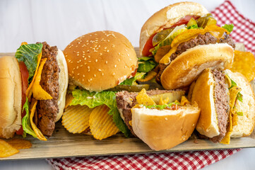 Cheeseburger with chips