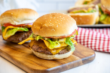 Cheeseburger with chips