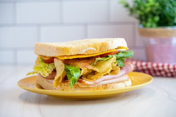deli sandwich with chips