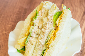tuna sandwich with chips