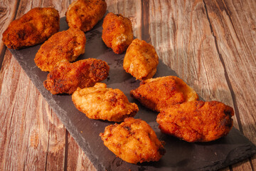 Croquetas caseras de jamon, tipica comida española