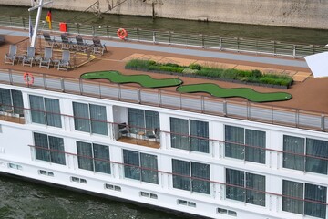 Naklejka premium Boot mit Minigolfbahn 