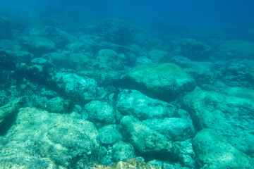 Unterwasser - Felsen in blauem Wasser