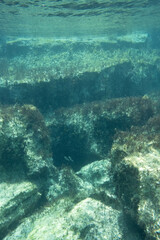 Unterwasser - Felsen in blauem Wasser