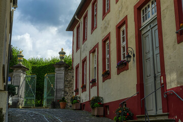 Gasse und Tor in der historischen Altstadt von Weilburg