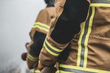 Feuerwehrmänner halten Löschschlauch Brandbekämpfung