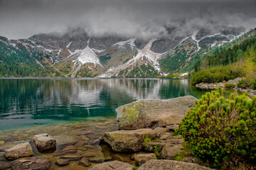 Jezioro górskie Morskie Oko w Tatrach - obrazy, fototapety, plakaty