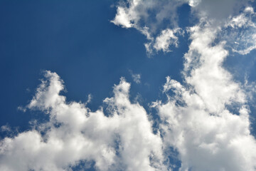 Clouds in the blue sky .