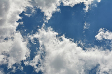 Clouds in the blue sky .