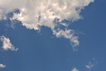 Clouds in the blue sky .