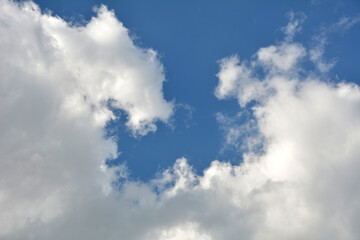 Clouds in the blue sky .
