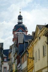 Fototapeta premium Historische Kirche und Gasse in Weilburg 