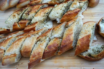 Frisches Kräuterbaguette in Scheiben geschnitten
