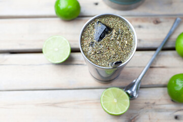 Tereré gelado com limão e gelo em uma mesa de madeira