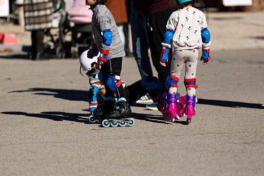 Grupo de ni&ntilde;os patinando en l&iacute;nea.