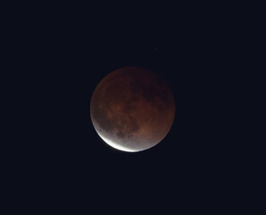 eclipse lunar cerca de la totalidad
