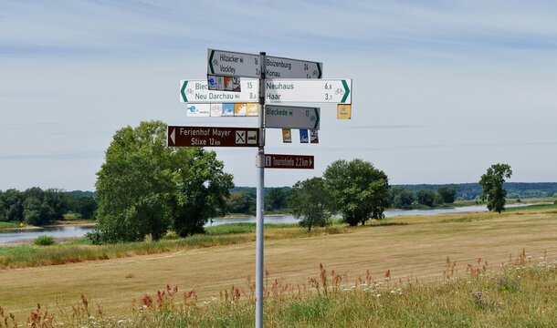 Pfeiler mit Hinweisschildern für Radwege im Wendland