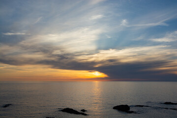 太陽を反射する夕暮れの海
