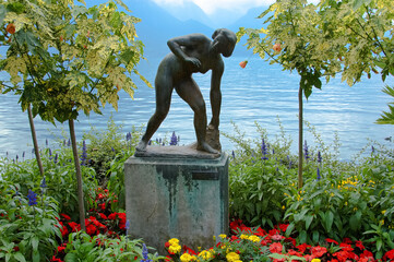 スイス ローザンヌ 公園の少女の像