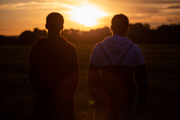 Fototapeta Przyjaciele oglądają zachód słońca obraz