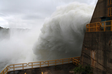 Salto de agua Hidroeléctrica Itaipu,