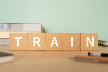 電車・訓練のイメージ｜「TRAIN」と書かれたブロックが置かれたデスク
