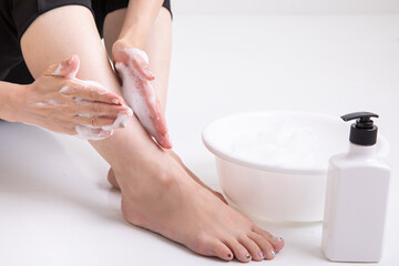 Obraz na płótnie Canvas 脚を洗う女性　Women's feet washing their bodies